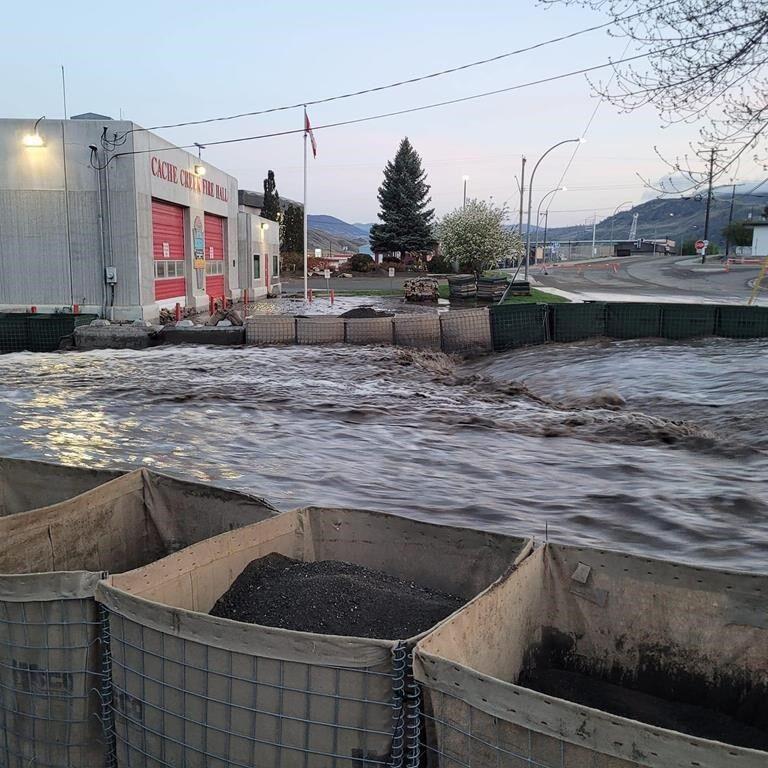Hundreds ordered out of riverside mobile homes in flood-hit Cache Creek, B.C.